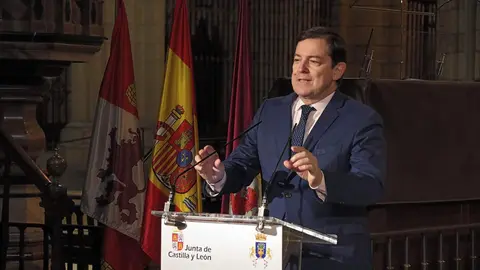 El presidente de la Junta, Alfonso Fernández Mañueco, acompañado por el Obispo, Luis Ángel de las Heras Berzal, el consejero de Fomento, Juan Carlos Suárez Quiñones y el de Cultura, Gonzalo Santonja, firma este jueves un protocolo de colaboración con la Catedral de León. Fotos: Peio García