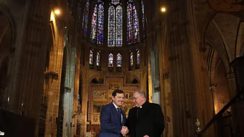 El presidente de la Junta, Alfonso Fernández Mañueco, acompañado por el Obispo, Luis Ángel de las Heras Berzal, el consejero de Fomento, Juan Carlos Suárez Quiñones y el de Cultura, Gonzalo Santonja, firma este jueves un protocolo de colaboración con la Catedral de León. Fotos: Peio García