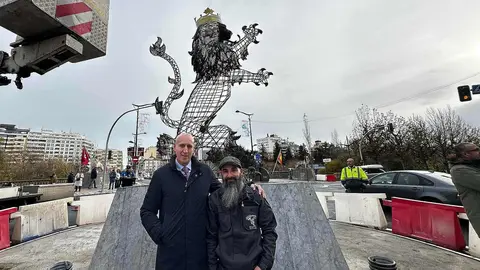 Un león rampante recibe desde hoy a quienes acceden a León por el Puente de los Leones. La nueva glorieta estrena una escultura de Fernando Ortiz, de más de tres metros de altura  Una pieza monumental para la entrada norte de la ciudad.