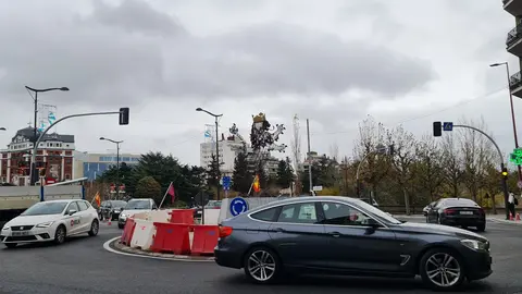 Un león rampante recibe desde hoy a quienes acceden a León por el Puente de los Leones. La nueva glorieta estrena una escultura de Fernando Ortiz, de más de tres metros de altura  Una pieza monumental para la entrada norte de la ciudad.