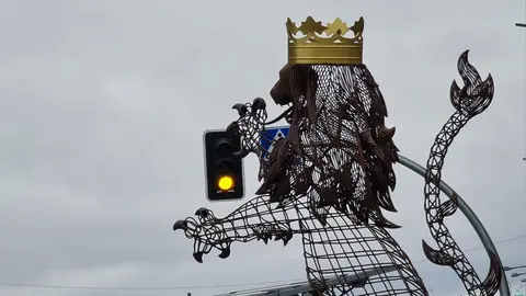 Un león rampante recibe desde hoy a quienes acceden a León por el Puente de los Leones. La nueva glorieta estrena una escultura de Fernando Ortiz, de más de tres metros de altura  Una pieza monumental para la entrada norte de la ciudad.