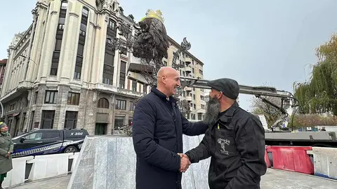 Un león rampante recibe desde hoy a quienes acceden a León por el Puente de los Leones. La nueva glorieta estrena una escultura de Fernando Ortiz, de más de tres metros de altura  Una pieza monumental para la entrada norte de la ciudad.