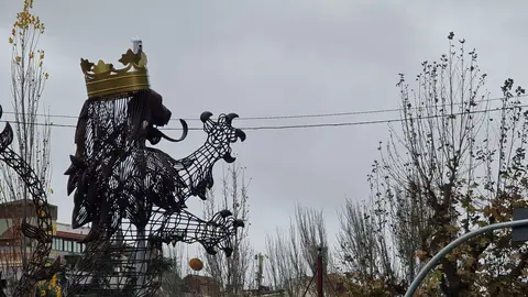 Un león rampante recibe desde hoy a quienes acceden a León por el Puente de los Leones. La nueva glorieta estrena una escultura de Fernando Ortiz, de más de tres metros de altura  Una pieza monumental para la entrada norte de la ciudad.