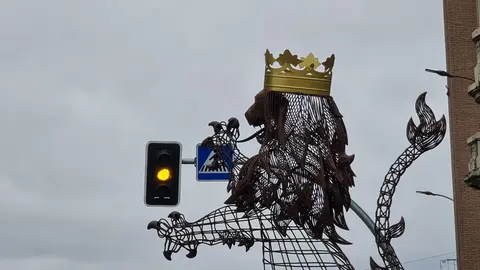 Un león rampante recibe desde hoy a quienes acceden a León por el Puente de los Leones. La nueva glorieta estrena una escultura de Fernando Ortiz, de más de tres metros de altura  Una pieza monumental para la entrada norte de la ciudad.