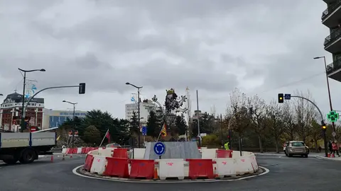 Un león rampante recibe desde hoy a quienes acceden a León por el Puente de los Leones. La nueva glorieta estrena una escultura de Fernando Ortiz, de más de tres metros de altura  Una pieza monumental para la entrada norte de la ciudad.