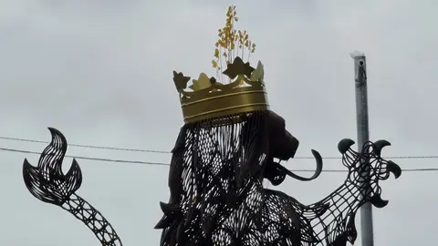 Un león rampante recibe desde hoy a quienes acceden a León por el Puente de los Leones. La nueva glorieta estrena una escultura de Fernando Ortiz, de más de tres metros de altura  Una pieza monumental para la entrada norte de la ciudad.