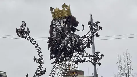 Un león rampante recibe desde hoy a quienes acceden a León por el Puente de los Leones. La nueva glorieta estrena una escultura de Fernando Ortiz, de más de tres metros de altura  Una pieza monumental para la entrada norte de la ciudad.