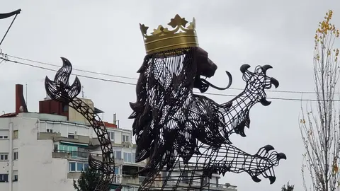 Un león rampante recibe desde hoy a quienes acceden a León por el Puente de los Leones. La nueva glorieta estrena una escultura de Fernando Ortiz, de más de tres metros de altura  Una pieza monumental para la entrada norte de la ciudad.