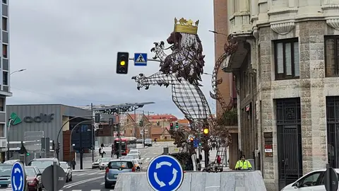Un león rampante recibe desde hoy a quienes acceden a León por el Puente de los Leones. La nueva glorieta estrena una escultura de Fernando Ortiz, de más de tres metros de altura  Una pieza monumental para la entrada norte de la ciudad.