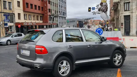 Un león rampante recibe desde hoy a quienes acceden a León por el Puente de los Leones. La nueva glorieta estrena una escultura de Fernando Ortiz, de más de tres metros de altura  Una pieza monumental para la entrada norte de la ciudad.