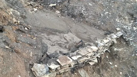 La Confederación Hidrográfica Miño-Sil (CHMS) avanza en los trabajos para paliar los efectos de los incendios de este verano en los diferentes ríos de la comarca del Bierzo, donde se está dando prioridad a los cauces fluviales estratégicos, próximos a captaciones, mediante técnicas de bioingeniería que ayudan a reducir los arrastres.