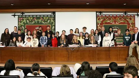 Alumnos y alumnas de 6º de Primaria del CEIP La Palomera participaron este jueves en un juicio simulado sobre acoso escolar en la Facultad de Derecho de la Universidad de León.
