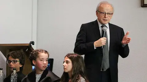 Alumnos y alumnas de 6º de Primaria del CEIP La Palomera participaron este jueves en un juicio simulado sobre acoso escolar en la Facultad de Derecho de la Universidad de León.