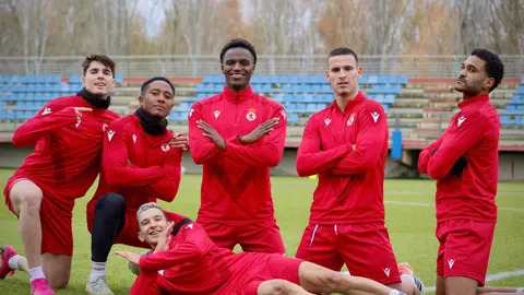 Si ellos son felices, yo soy feliz' Esas siete palabras difundidas a través de redes sociales fueron suficientes y sirvieron de punto de partida para la publicación en redes sociales de cuatro fotografías con la plantilla de la Cultural visiblemente feliz. Fotos: CyD Leonesa
