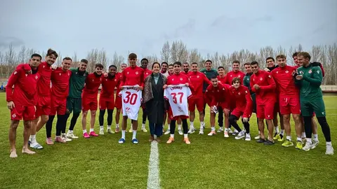 La jornada de este jueves estuvo marcada además por una tradición del vestuario culturalista: los debutantes, Marcos y Luengo, recibieron la camiseta correspondiente a su primer partido con la Cultural y Deportiva Leonesa.
