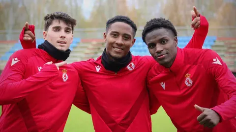 Si ellos son felices, yo soy feliz' Esas siete palabras difundidas a través de redes sociales fueron suficientes y sirvieron de punto de partida para la publicación en redes sociales de cuatro fotografías con la plantilla de la Cultural visiblemente feliz. Fotos: CyD Leonesa