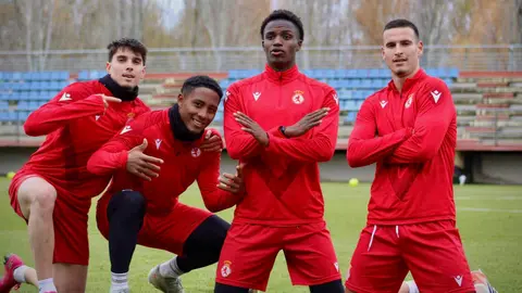 Si ellos son felices, yo soy feliz' Esas siete palabras difundidas a través de redes sociales fueron suficientes y sirvieron de punto de partida para la publicación en redes sociales de cuatro fotografías con la plantilla de la Cultural visiblemente feliz. Fotos: CyD Leonesa