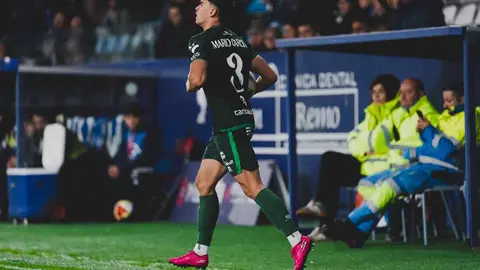 La Ponferradina dice adiós a la Copa del Rey en un partido lleno de giros, impulsos y lamentos. El Toralín asistió a una eliminatoria marcada por el desacierto local y la pegada cántabra.