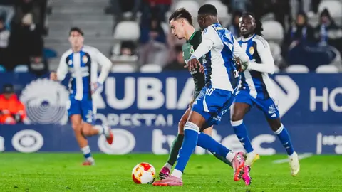 La Ponferradina dice adiós a la Copa del Rey en un partido lleno de giros, impulsos y lamentos. El Toralín asistió a una eliminatoria marcada por el desacierto local y la pegada cántabra.
