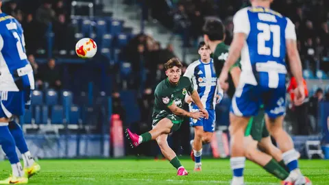 La Ponferradina dice adiós a la Copa del Rey en un partido lleno de giros, impulsos y lamentos. El Toralín asistió a una eliminatoria marcada por el desacierto local y la pegada cántabra.