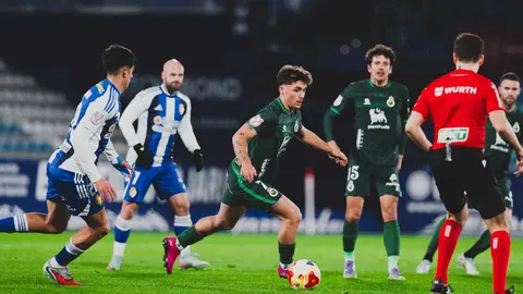 La Ponferradina dice adiós a la Copa del Rey en un partido lleno de giros, impulsos y lamentos. El Toralín asistió a una eliminatoria marcada por el desacierto local y la pegada cántabra.