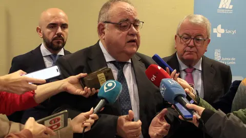 El consejero de Sanidad, Alejandro Vázquez Ramos, visita el nuevo equipamiento tecnológico del Complejo Asistencial Universitario de León. Fotos: Peio García