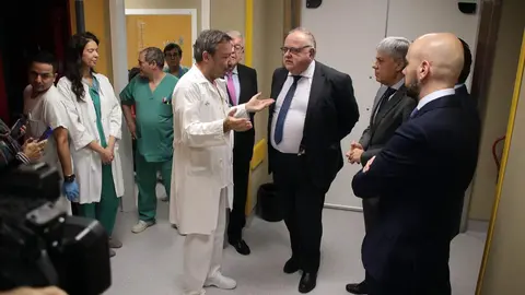 El consejero de Sanidad, Alejandro Vázquez Ramos, visita el nuevo equipamiento tecnológico del Complejo Asistencial Universitario de León. Fotos: Peio García