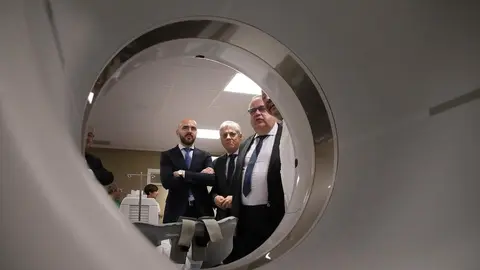El consejero de Sanidad, Alejandro Vázquez Ramos, visita el nuevo equipamiento tecnológico del Complejo Asistencial Universitario de León. Fotos: Peio García