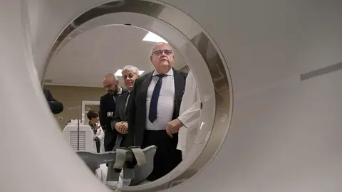 El consejero de Sanidad, Alejandro Vázquez Ramos, visita el nuevo equipamiento tecnológico del Complejo Asistencial Universitario de León. Fotos: Peio García