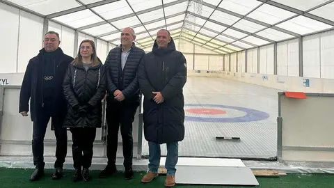 La tradicional pista de hielo de León vuelve a abrir sus puertas y lo hará hasta el 1 de febrero, tal como anunció este martes el Ayuntamiento. La instalación, ubicada en el aparcamiento del centro comercial Espacio León, fue inaugurada por el concejal de Deportes, Vicente Canuria.
