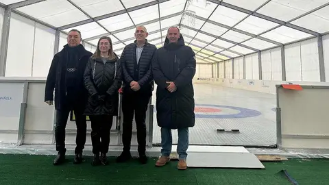 La tradicional pista de hielo de León vuelve a abrir sus puertas y lo hará hasta el 1 de febrero, tal como anunció este martes el Ayuntamiento. La instalación, ubicada en el aparcamiento del centro comercial Espacio León, fue inaugurada por el concejal de Deportes, Vicente Canuria.