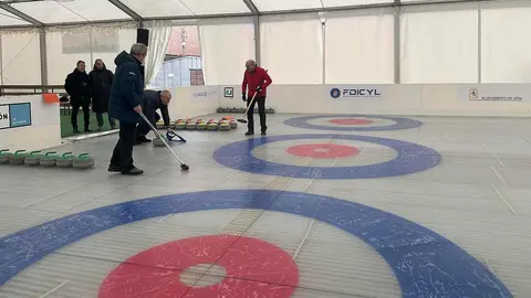 La tradicional pista de hielo de León vuelve a abrir sus puertas y lo hará hasta el 1 de febrero, tal como anunció este martes el Ayuntamiento. La instalación, ubicada en el aparcamiento del centro comercial Espacio León, fue inaugurada por el concejal de Deportes, Vicente Canuria.