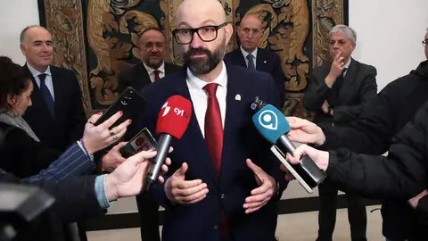 El Parador de San Marcos de la capital leonesa acogió este viernes  el acto de celebración del 47 aniversario de la Constitución española, que las instituciones celebraron de forma conjunta, como es habitual. Este año la Subdelegación del Gobierno ejerció de organizadora del evento y su máximo responsable, Héctor Alaiz, recordó que la Carta Magna “recoge todas las sensibilidades de España”. Fotos: Peio García | Subdelegación del Gobierno