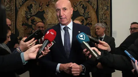 El Parador de San Marcos de la capital leonesa acogió este viernes  el acto de celebración del 47 aniversario de la Constitución española, que las instituciones celebraron de forma conjunta, como es habitual. Este año la Subdelegación del Gobierno ejerció de organizadora del evento y su máximo responsable, Héctor Alaiz, recordó que la Carta Magna “recoge todas las sensibilidades de España”. Fotos: Peio García | Subdelegación del Gobierno