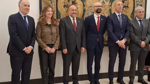 El Parador de San Marcos de la capital leonesa acogió este viernes  el acto de celebración del 47 aniversario de la Constitución española, que las instituciones celebraron de forma conjunta, como es habitual. Este año la Subdelegación del Gobierno ejerció de organizadora del evento y su máximo responsable, Héctor Alaiz, recordó que la Carta Magna “recoge todas las sensibilidades de España”. Fotos: Peio García | Subdelegación del Gobierno