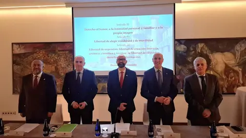 El Parador de San Marcos de la capital leonesa acogió este viernes  el acto de celebración del 47 aniversario de la Constitución española, que las instituciones celebraron de forma conjunta, como es habitual. Este año la Subdelegación del Gobierno ejerció de organizadora del evento y su máximo responsable, Héctor Alaiz, recordó que la Carta Magna “recoge todas las sensibilidades de España”. Fotos: Peio García | Subdelegación del Gobierno