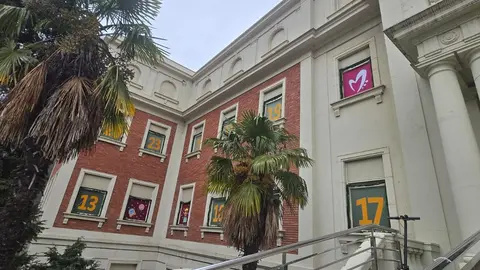 El colegio Maristas San José de León ha dado la bienvenida al Adviento con una propuesta tan vistosa como cargada de mensaje: la instalación de un calendario de Adviento gigante en la fachada principal del centro.