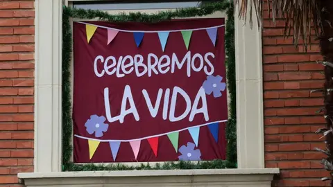 El colegio Maristas San José de León ha dado la bienvenida al Adviento con una propuesta tan vistosa como cargada de mensaje: la instalación de un calendario de Adviento gigante en la fachada principal del centro.