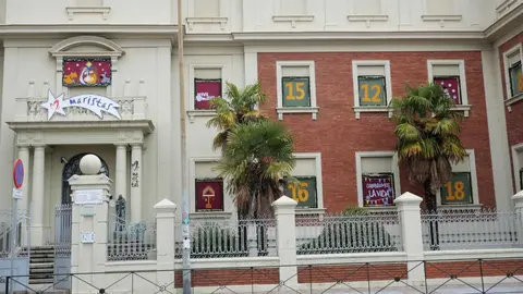 El colegio Maristas San José de León ha dado la bienvenida al Adviento con una propuesta tan vistosa como cargada de mensaje: la instalación de un calendario de Adviento gigante en la fachada principal del centro.