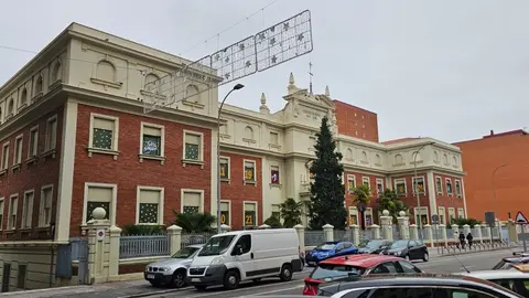 El colegio Maristas San José de León ha dado la bienvenida al Adviento con una propuesta tan vistosa como cargada de mensaje: la instalación de un calendario de Adviento gigante en la fachada principal del centro.