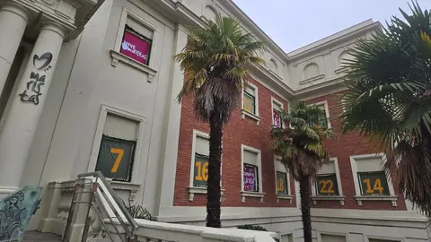 El colegio Maristas San José de León ha dado la bienvenida al Adviento con una propuesta tan vistosa como cargada de mensaje: la instalación de un calendario de Adviento gigante en la fachada principal del centro.