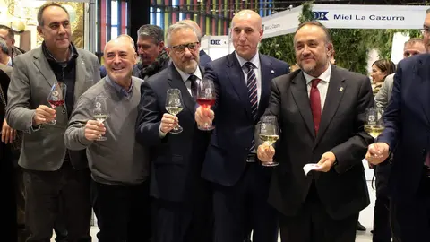 El presidente de la Diputación, Gerardo Álvarez Courel; el presidente de las Cortes, Carlos Pollán; el alcalde José Antonio Díez y el delegado territorial Eduardo Diego inauguran la Feria de productos de León. Fotos: Peio García