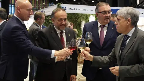 El presidente de la Diputación, Gerardo Álvarez Courel; el presidente de las Cortes, Carlos Pollán; el alcalde José Antonio Díez y el delegado territorial Eduardo Diego inauguran la Feria de productos de León. Fotos: Peio García