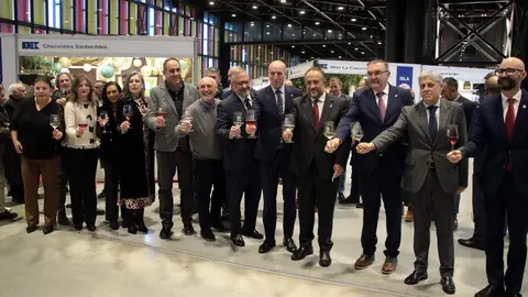 El presidente de la Diputación, Gerardo Álvarez Courel; el presidente de las Cortes, Carlos Pollán; el alcalde José Antonio Díez y el delegado territorial Eduardo Diego inauguran la Feria de productos de León. Fotos: Peio García