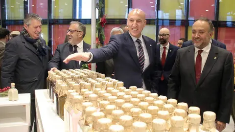 El presidente de la Diputación, Gerardo Álvarez Courel; el presidente de las Cortes, Carlos Pollán; el alcalde José Antonio Díez y el delegado territorial Eduardo Diego inauguran la Feria de productos de León. Fotos: Peio García
