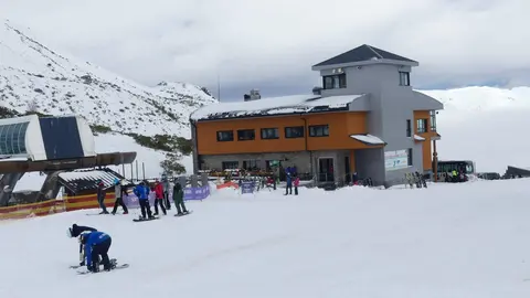 San Isidro abre la temporada 2025-26 con los primeros descensos del puente La estación leonesa inicia la campaña invernal con siete remontes, nueve pistas y nueve kilómetros esquiables, y prevé ampliar las zonas abiertas en los próximos días.
