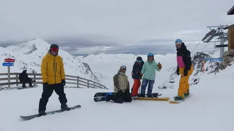 San Isidro abre la temporada 2025-26 con los primeros descensos del puente La estación leonesa inicia la campaña invernal con siete remontes, nueve pistas y nueve kilómetros esquiables, y prevé ampliar las zonas abiertas en los próximos días.