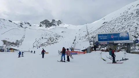 San Isidro abre la temporada 2025-26 con los primeros descensos del puente La estación leonesa inicia la campaña invernal con siete remontes, nueve pistas y nueve kilómetros esquiables, y prevé ampliar las zonas abiertas en los próximos días.