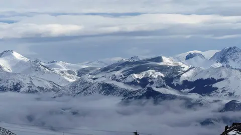 San Isidro abre la temporada 2025-26 con los primeros descensos del puente La estación leonesa inicia la campaña invernal con siete remontes, nueve pistas y nueve kilómetros esquiables, y prevé ampliar las zonas abiertas en los próximos días.