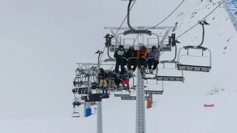 San Isidro abre la temporada 2025-26 con los primeros descensos del puente La estación leonesa inicia la campaña invernal con siete remontes, nueve pistas y nueve kilómetros esquiables, y prevé ampliar las zonas abiertas en los próximos días.